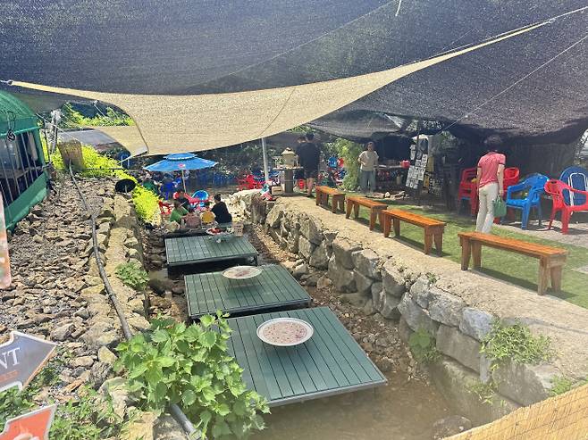 정부가 계곡과 하천 내 불법 점용 시설을 뿌리 뽑겠다며 강경 대응에 나섰지만, 정작 현장에선 단속 실효성에 의문을 보내고 있다. 일각에선 장기적인 관점으로 해결해나가야 한다는 의견이 나온다. 사진은 지난달 31일 전남 담양 내 한 계곡에서 하천 내 평상 등을 놓고 영업하고 있는 모습. /임지섭 기자 ljs@namdonews.com