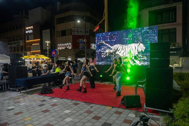 지난 개막식에 열렸던 ‘미디어아트 공연 신도원 & EDM 공연 바가지 바이펙스13’ 공연(조이댄스 K.pop dance) 장면. <남궁윤 총예술감독 제공>