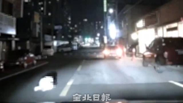 야간에 차로에 앉아있는 보행자. 전북경찰청