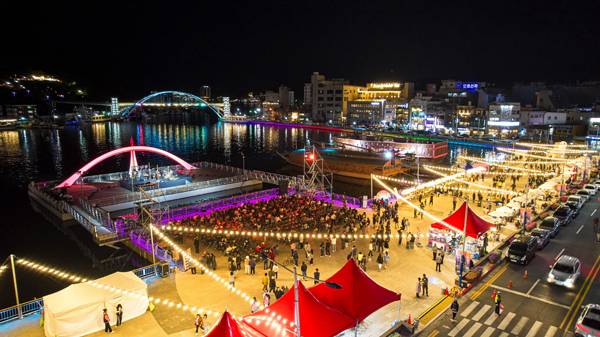 통영시 강구안 해상공연장이 문화예술 분야의 랜드마크로 떠오르고 있다. 사진은 지난해 열린 강구안 해상공연장 완공 기념 '야간도시관광 특화도시 프린지 공연' 모습. / 통영시