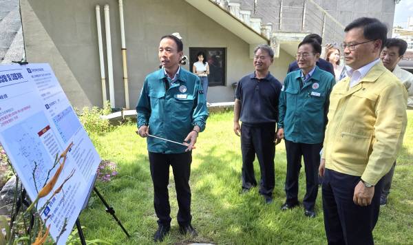 김성범 해양수산부 차관이 5일 포항 오도수산을 방문해 양식장 고수온 현장을 점검하고 있는 모습. 해양수산부 제공