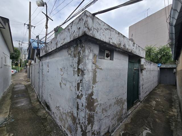 빈집 공포가 대구광역시까지 확산되었다. 급증하고 있는 도심 빈집으로 인한 흉물화, 우범화는 물론 도시재생이나 관광자원화를 위한 다양한 형태의 대책 마련이 필요하다. 김진홍 기자