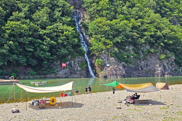 경주에서도 가장 청정지역으로 손꼽히는 산내면의 동창천으로 떨어지는 청룡폭포 전경. 경주시 제공