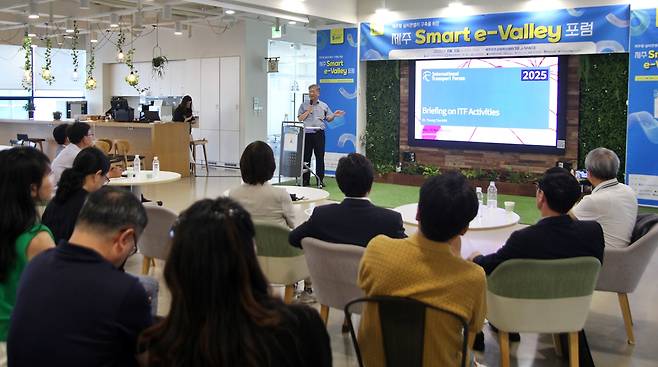 2025 '제주 Smart e-Valley 포럼'(이하 이벨리 포럼)이 5일(화) 오후 3시 제주창조경제혁신센터 3층 J-SPACE에서 열렸다.&nbsp; ⓒ제주의소리