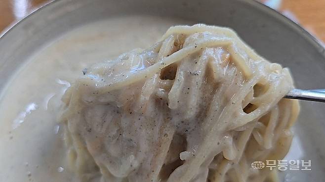 광주의 한 콩국수 식당의 음식. 국물 사이로 콩의 껍질이 보인다.