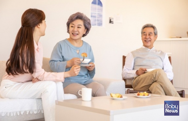 성인 10명 중 6명은 부모 부양을 '개인의 선택'이라고 생각했고, 5명은 부모 스스로 노후를 준비해야 한다고 여겼다. 특히 젊은 세대일수록 부모에게 받은 경제적 지원 여부에 따라 부양 책임을 판단하려는 경향이 두드러졌다. ⓒ베이비뉴스