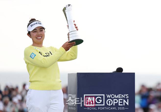야마시타 미유가 LPGA 투어의 시즌 마지막 메이저 대회로 열린 AIG 여자오픈에서 우승한 뒤 트로피를 들어 올리고 있다. (사진=R&A)