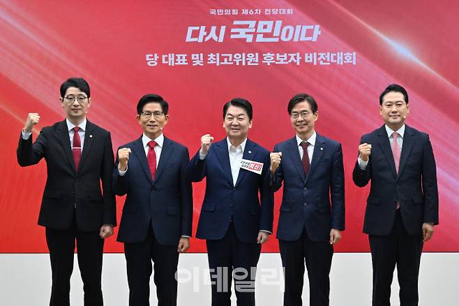 [이데일리 노진환 기자] 주진우(왼쪽부터), 김문수, 안철수, 조경태, 장동혁 국민의힘 당대표 후보들이 3일 서울 여의도 국민의힘 당사에서 열린 제6차 전당대회 후보자 비전대회에서 기념촬영을 하고 있다.