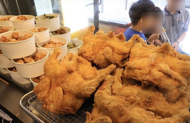 서울 강남구 한 치킨집에 국내산 닭으로 만든 옛날통닭이 진열되어 있다. (사진=연합뉴스)