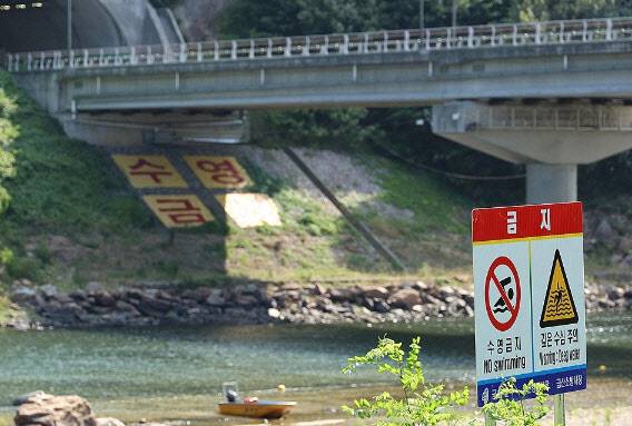 충남 금산군 제원면 천내리 기러기공원 인근 유원지에 ‘수영 금지구역’을 알리는 안내문이 설치돼 있다. (사진=연합뉴스)