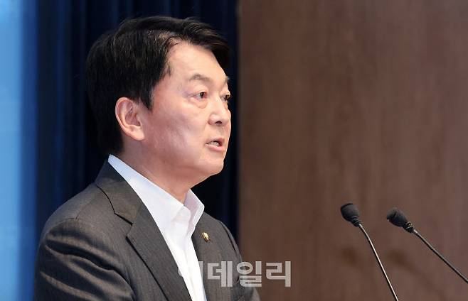 [이데일리 방인권 기자] 혁신위 인선 두고 송언석 국민의힘 원내대표와 이견을 보인 안철수 국민의힘 의원이 7일 서울 여의도 국회에서 혁신위원장에서 사퇴하고, 당대표 선거에 도전하겠다” 밝히고 있다.