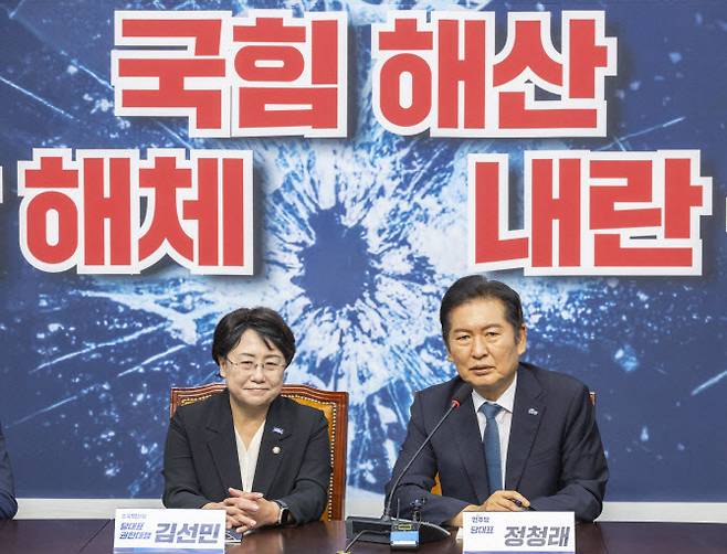 더불어민주당 정청래(오른쪽) 대표와 조국혁신당 김선민 당 대표 권한대행이 5일 국회에서 만나 대화하고 있다. (사진=연합뉴스)