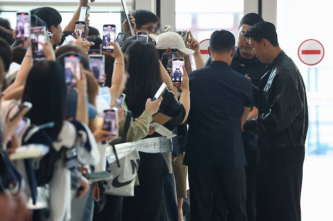 토트넘과의 결별 소식을 전한 손흥민이 5일 인천 영종도 인천국제공항 2터미널 출국장으로 향하며 팬에게 사인해주고 있다. 손흥민은 미국프로축구(MLS) 로스앤젤레스FC(LAFC) 입단이 유력한 것으로 알려졌다. 사진=연합뉴스