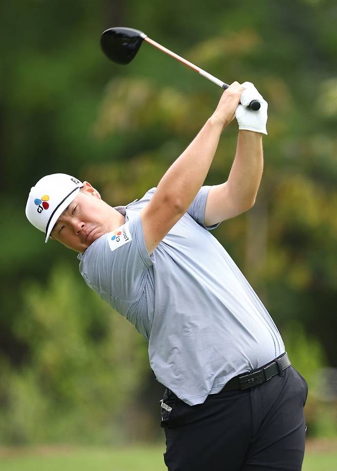 미국 노스캐롤라이나주 그린즈버러 – 2025년 8월 2일, 대한민국의 임성재가 2025 윈덤 챔피언십 3라운드에서 세지필드 컨트리클럽 14번 홀 티샷을 하고 있다.