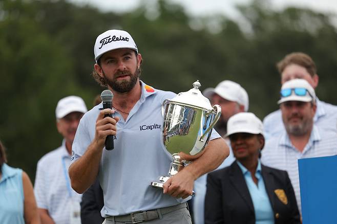 2025년 8월 3일, 미국 노스캐롤라이나주 그린즈버러 – 카메론 영이 윈덤 챔피언십 골프대회 최종 라운드를 마친 후 샘 스니드 컵을 들고 관중들에게 인사를 전하고 있다.