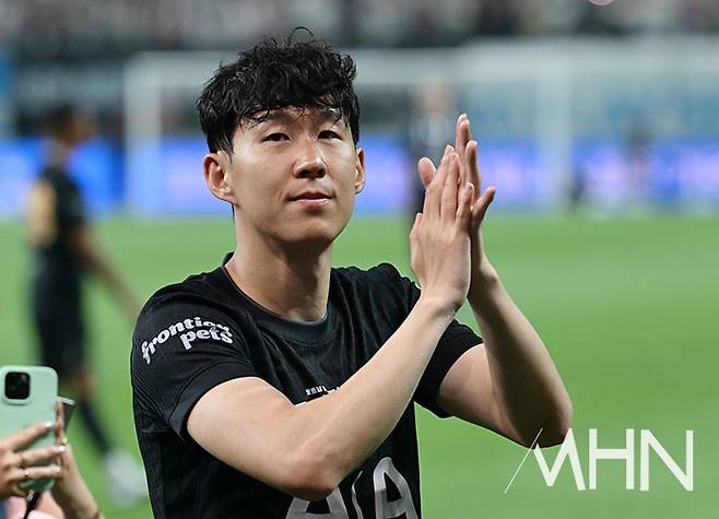 3일 서울월드컵경기장에서 열린 2025 쿠팡플레이 시리즈 2경기 뉴캐슬 유나이티드와 경기 종료 후 그라운드를 돌며 관중에게 인사하는 토트넘 홋스퍼의 손흥민