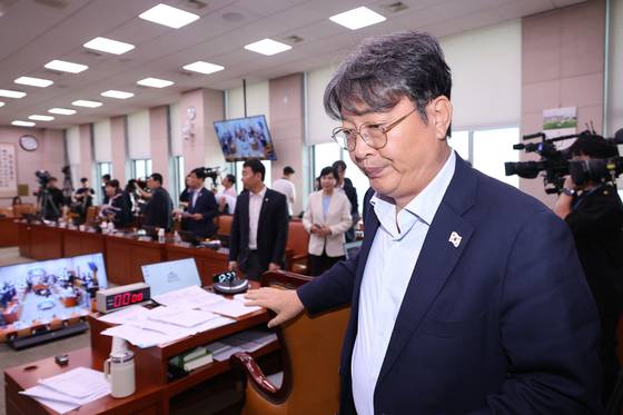 지난 1일 방송 3법, 노란봉투법, 상법 등을 심의, 의결하기 위해 열린 국회 법제사법위원회 전체회의가 정회 되자 이춘석 위원장이 자리를 나서고 있다.