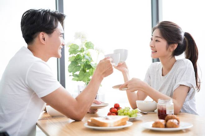 체중 증가를 막고, 건강을 지키려면 15분 이상 천천히 음식의 맛을 음미하면서 식사를 하는 게 좋다. [사진=클립아트코리아]
