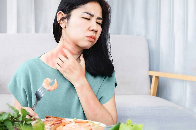 대부분의 목 통증은 무해하며 저절로 사라진다. 하지만 오래 지속되는 경우 절대 가볍게 넘기지 말라는 전문가 경고가 나왔다.[사진=게티이미지뱅크]