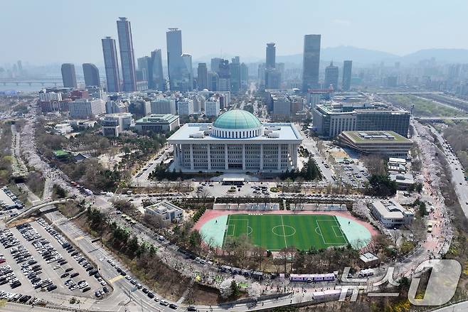 서울 영등포구 여의도에서 드론으로 촬영한 국회의사당 전경. 2025.4.8/뉴스1 ⓒ News1 김진환 기자
