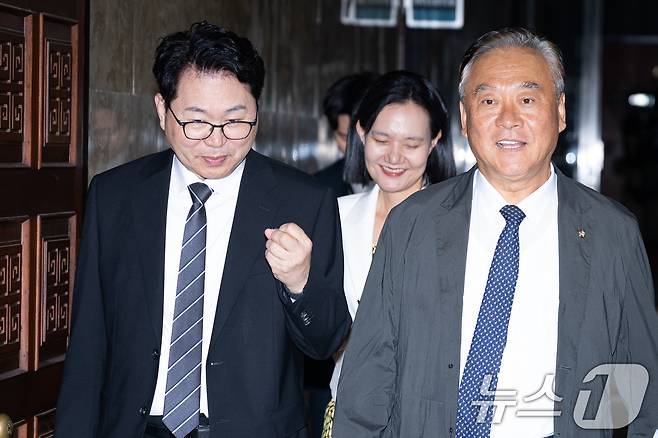 이한주 국정기획위원장(왼쪽)이 4일 서울 여의도 국회에서 열린 비공개 더불어민주당 의원총회에 입장하고 있다. 2025.8.4/뉴스1 ⓒ News1 유승관 기자