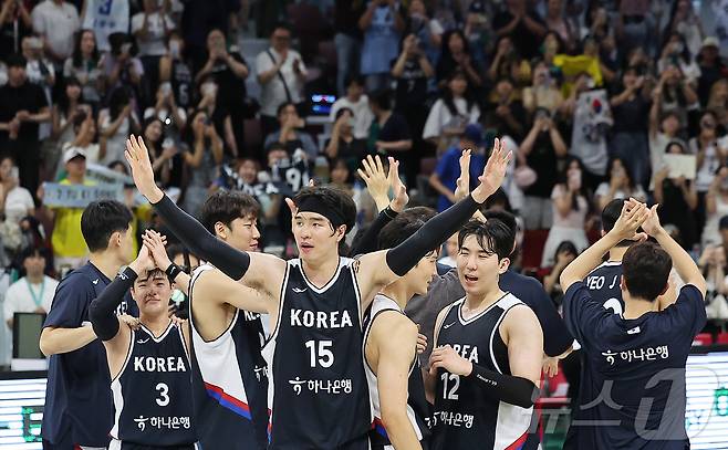 13일 오후 경기도 안양 정관장 체육관에서 열린 하나은행 초청 2025 남자농구 국가대표 평가전 대한민국과 일본의 경기에서 84대69 승리를 거둔 대한민국 선수들이 팬들에게 인사하고 있다. 2025.7.13/뉴스1 ⓒ News1 김진환 기자