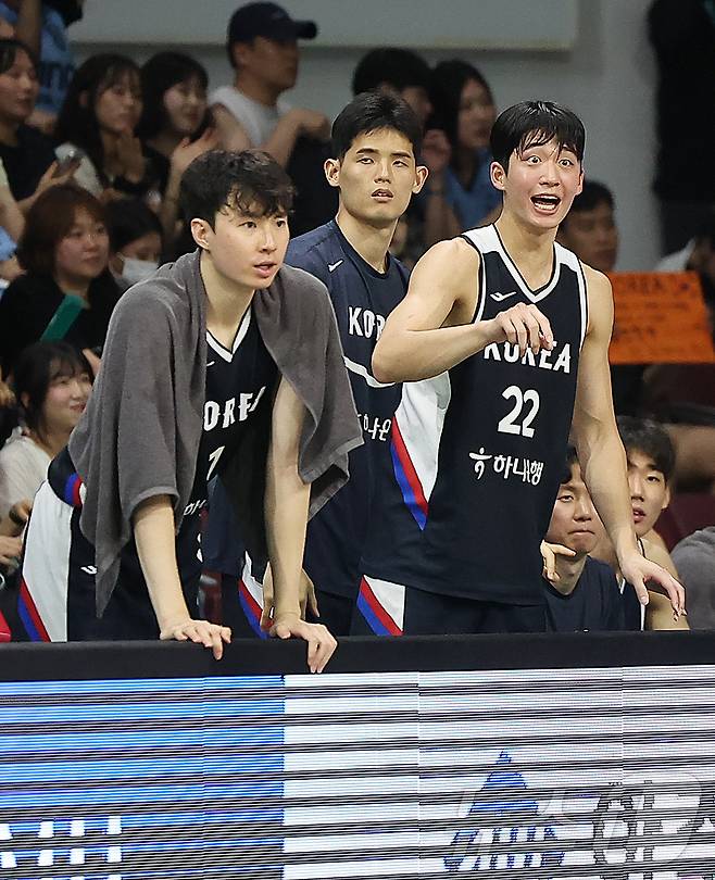 13일 오후 경기도 안양 정관장 체육관에서 열린 하나은행 초청 2025 남자농구 국가대표 평가전 대한민국과 일본의 경기에서 대한민국 이현중과 여준석이 4쿼터 경기를 지켜보고 있다. 2025.7.13/뉴스1 ⓒ News1 김진환 기자