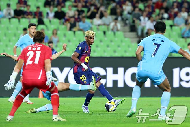 On the 4th afternoon, the 2025 FC Barcelona Asia Tour Daegu FC and FC Barcelona at the Daegu Stadium in Suseong -gu, Daegu on the 4th, FC Barcelona Ramin Malmal is breaking through the opponent's gate. 2025.8.4/News1 ⓒ News1 Koo Yoon -sung