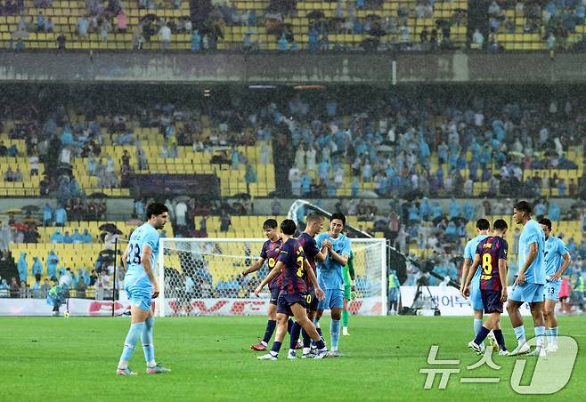 In the afternoon of the 4th, the 2025 FC Barcelona Asia Tour Daegu FC and FC Barcelona at the Daegu Stadium in Suseong -gu, Daegu, are greeted after the match. The match was defeated by FC Barcelona 5-0. 2025.8.4/News1 ⓒ News1 Koo Yoon -sung