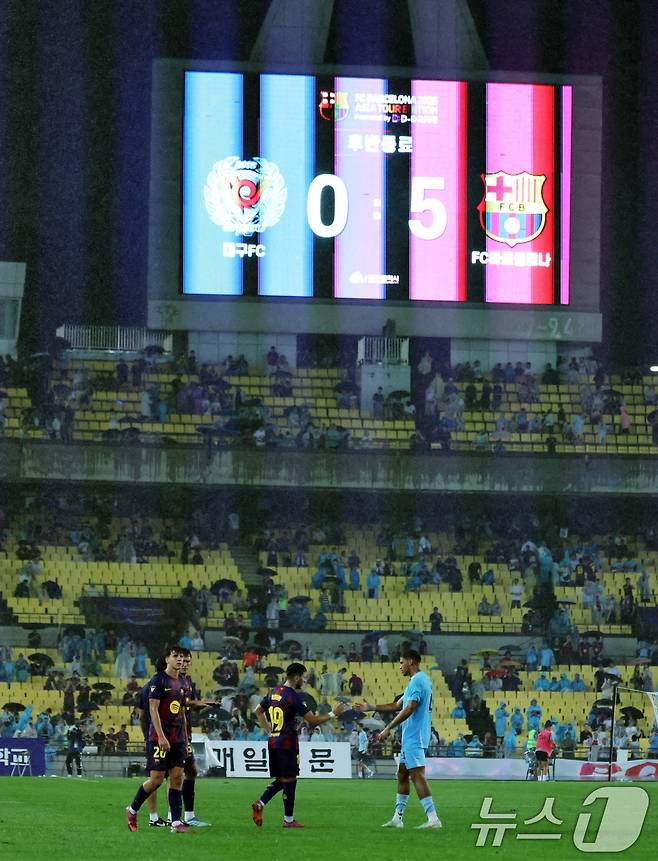 In the afternoon of the 4th, the 2025 FC Barcelona Asia Tour Daegu FC and FC Barcelona at the Daegu Stadium in Suseong -gu, Daegu, are greeted after the match. The match was defeated by FC Barcelona 5-0. 2025.8.4/News1 ⓒ News1 Koo Yoon -sung