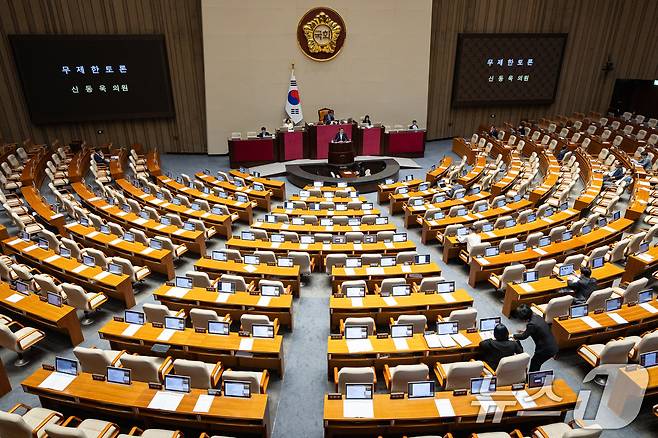 신동욱 국민의힘 의원이 4일 서울 여의도 국회에서 열린 제427회 국회(임시회) 3차 본회의에 상정된 방송법 일부개정법률안(대안)에 대한 무제한토론(필리버스터)을 하고 있다. 2025.8.4/뉴스1 ⓒ News1 유승관 기자