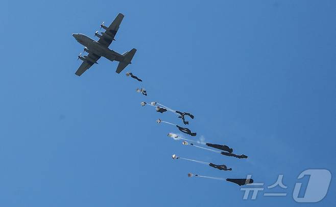 31일(현지시간) 팔레스타인 가자지구 중부 상공에서 낙하산에 매달린 인도주의 지원 물자가 투하되고 있다. 2025.07.31. ⓒ 로이터=뉴스1 ⓒ News1 윤다정 기자