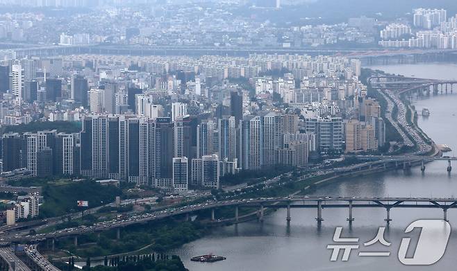 서울 송파구 서울스카이전망대에서 바라본 강남구 아파트단지 모습. /뉴스1 ⓒ News1 박세연 기자