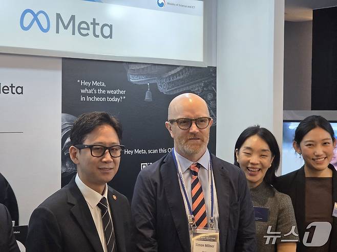 배경훈 과기정통부 장관이 5일 APEC 글로벌 디지털AI 포럼에 앞서 국내외 디지털·AI 기업의 부스를 둘러보고 있다. 2025.08.05/뉴스1 ⓒNews1 김정현 기자