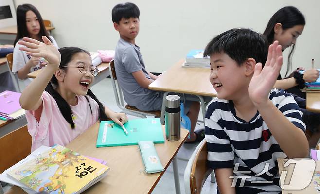 5일 오전 여름방학을 마치고 개학한 경기 수원시 영통구 잠원초등학교에서 학생들이 인사를 나누고 있다. 2025.8.5/뉴스1 ⓒ News1 김영운 기자