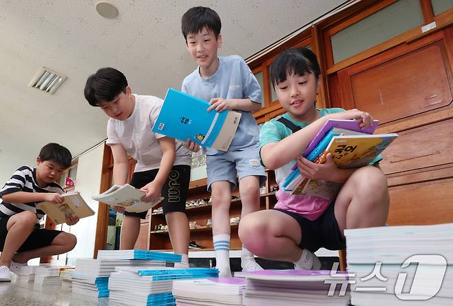 5일 오전 여름방학을 마치고 개학한 경기 수원시 영통구 잠원초등학교에서 학생들이 새학기 교과서를 받고 있다. 2025.8.5/뉴스1 ⓒ News1 김영운 기자