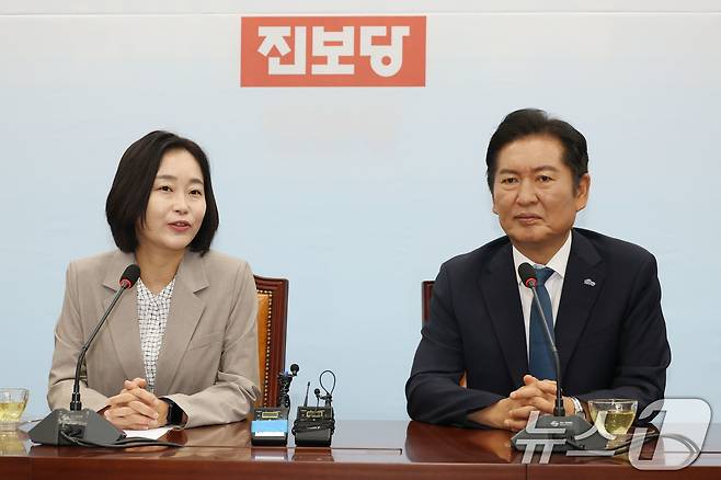 김재연 진보당 상임대표가 5일 오전 서울 여의도 국회에서 정청래 더불어민주당 신임 대표를 만나 인사말을 하고 있다. 2025.8.5/뉴스1 ⓒ News1 이광호 기자