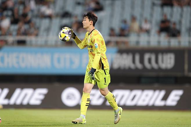 수원삼성의 수문장 김민준이 K리그2 23라운드 최우수선수로 선정됐다. (한국프로축구연맹 제공)