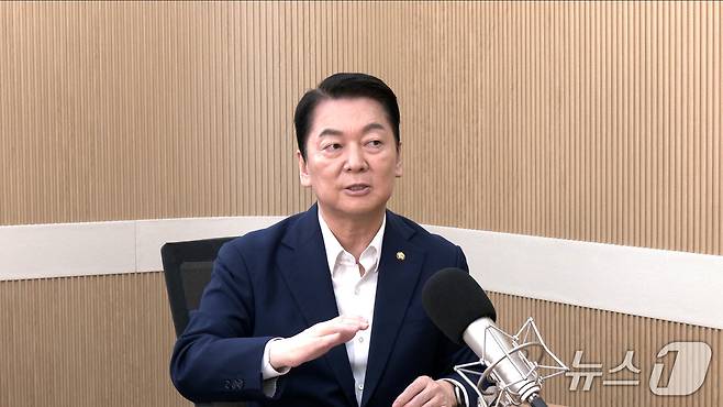 국민의힘 당대표 선거에 출마한 안철수 국민의힘 의원이 5일 뉴스1TV '팩트앤뷰'에 출연해 질문에 답하고 있다.
