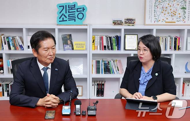 정청래 더불어민주당 대표가 5일 서울 여의도 국회 의원회관에서 용혜인 기본소득당 대표를 예방하고 있다. (공동취재) 2025.8.5/뉴스1 ⓒ News1 유승관 기자