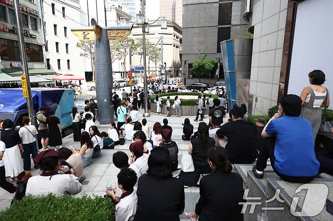 5일 오후 서울 신세계백화점 본점에서 한 인터넷 커뮤니티에 해당 백화점 내부에 폭발물을 설치했다는 협박글이 올라와 이용객들이 대피해 있다. 2025.8.5/뉴스1 ⓒ News1 김민지 기자