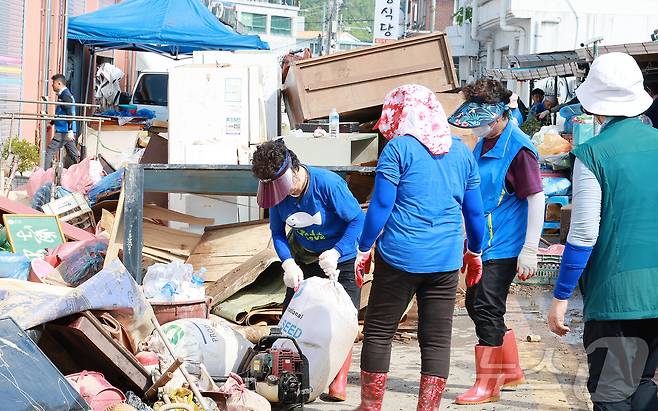5일 170㎜가 넘는 집중 호우가 내린 전남 함평에서 자원봉사자들이 수해 피해를 입은 상가의 집기를 치우고 있다.(함평군 제공. 재배포 및 DB 금지) 2025.8.5/뉴스1 ⓒ News1 서충섭 기자