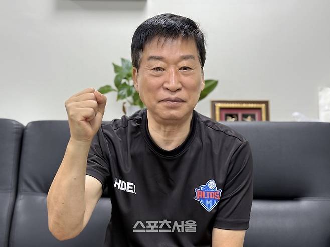 IBK기업은행 김호철 감독이 4일 경기도 용인 기업은행 연수원에서 본지와 만나 인터뷰한 뒤 사진 촬영에 임하고 있다. 용인 | 정다워 기자