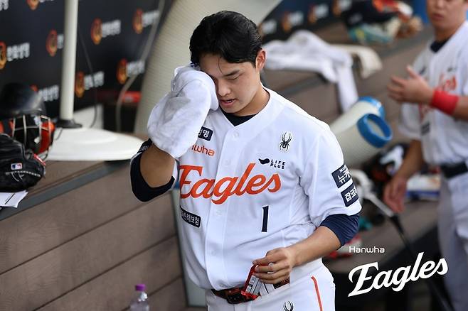 더그아웃에서 문동주가 땀을 닦고 있다. 사진 | 한화 이글스