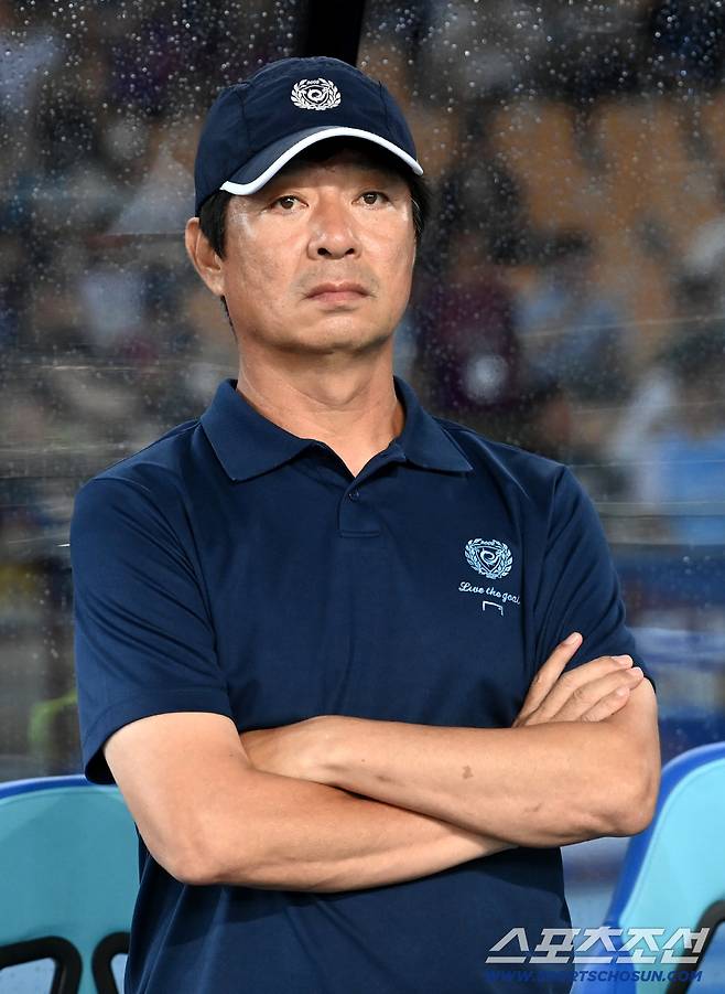 4일 대구스타디움에서 열린 FC바르셀로나와 대구FC의 경기, 대구 김병수 감독이 그라운드를 바라보고 있다. 대구=허상욱 기자wook@sportschosun.com/2025.08.04/