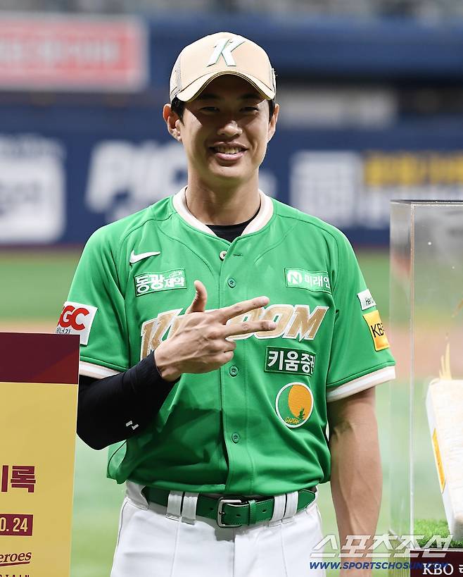3일 서울 고척스카이돔에서 열린 롯데-키움전. 경기 전 키움 송성문이 KBO리그 최다 연속 도루 신기록(34개) 달성 시상식에서 포즈 취하고 있다. 고척=정재근 기자 cjg@sportschosun.com/2025.8.3/