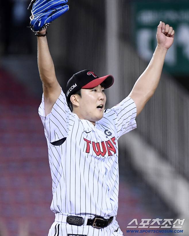 30일 서울 잠실구장에서 열린 KT-LG전. 6회초 무사 1루 배정대를 2루수 병살타로 잡은 손주영이 환호하고 있다. 잠실=정재근 기자 cjg@sportschosun.com/2025.7.30/