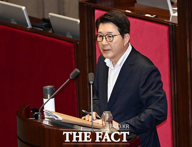 국민의힘이 '강성' 여당의 등장에 속수무책이다. 사진은 신동욱 국민의힘 의원이 4일 오후 서울 여의도 국회에서 열린 본회의에 참석해 무제한 토론을 하고 있는 모습. /배정한 기자