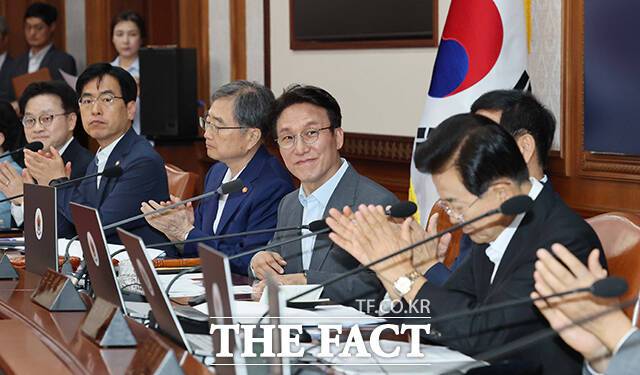 김민석 국무총리(가운데)가 5일 오전 서울 종로구 정부서울청사에서 열린 국무회의에 참석해 신임 장관들의 인사말을 들으며 미소 짓고 있다. /임영무 기자