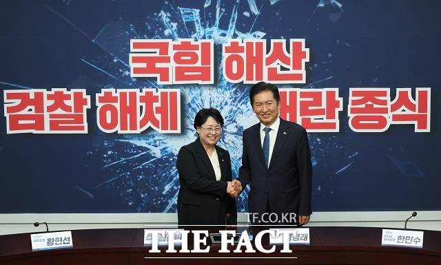 정청래 더불어민주당 대표와 김선민 조국혁신당 대표 직무대행이 5일 서울 여의도 국회에서 만나 기념촬영하고 있다. /뉴시스